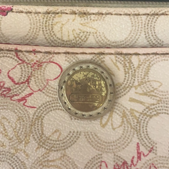 Coach wristlet cream with pink flower 🌸 design - Picture 3 of 10